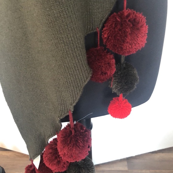 United Colors of Benetton  Scarf w Pom Poms NWT - Picture 2 of 5